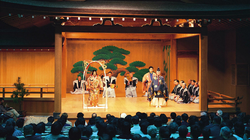Cultura Japonesa - O ator no palco com orquestra e coro