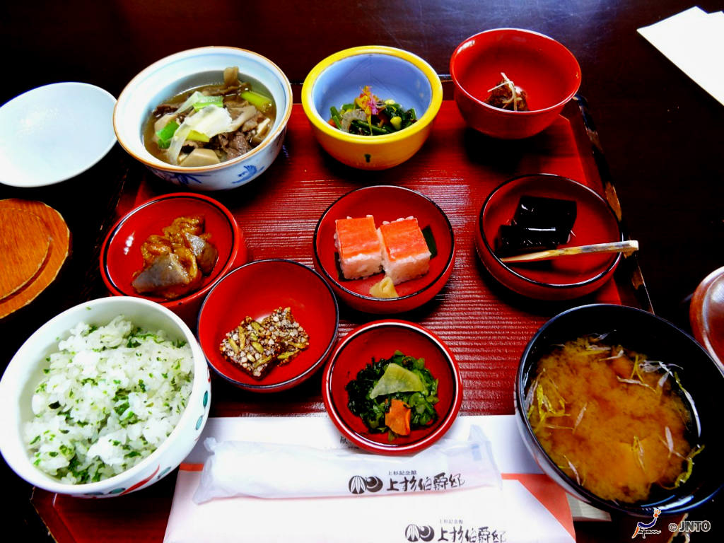 Brasileiro comendo japonesa